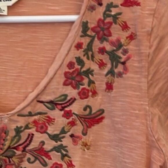 Lucky & Coco Embroidered Cotton Tee Size Large - Picture 7 of 8